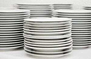 370.000 euro… ini kerusakan akibat pencurian barang pecah belah di Elysée