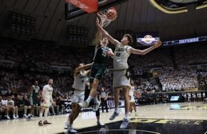 Nomor 13 Michigan State memimpin 76-74 atas Nomor 8 Purdue