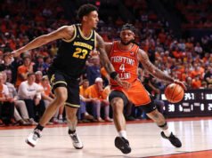 Bola basket Michigan mengeluarkan sampanye setelah meraih gelar Sepuluh Besar dengan kemenangan atas Illinois