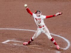 Wolfpack menyapu doubleheader pada hari Kamis, lemparan yang kuat dan pukulan yang tepat waktu