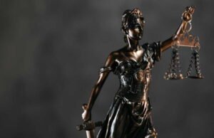 Dia tiba dengan mobil Porsche: seorang petugas polisi yang dicurigai mengambil satu juta euro dari seorang anak di luar usia satu tahun