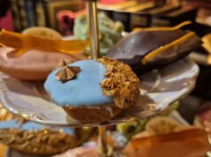 Reismadeleines, spesialisasi terbaik dari Au fond du Jardin, ruang teh menakjubkan di Strasbourg