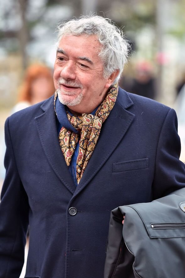 John Virgo berjalan di luar studio ITV di London