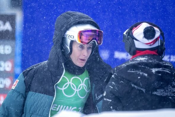 Fanny Smith berbicara dengan seorang petugas