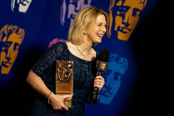 Hazel Irvine dengan Penghargaan Kontribusi Luar Biasa pada Televisi di BAFTA Scotland Awards