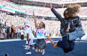 Para bintang menentukan suasana Super Bowl dengan F-bomb Green Day dan penampilan dari Puth, Carlile, dan Jones