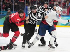 Tom Wilson bertarung dalam pertandingan Kanada vs. Prancis di Olimpiade