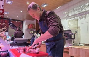 Pada usia 65 tahun, Robert Balzli keluar dari masa pensiunnya untuk menyelamatkan toko dagingnya Lutzelhouse