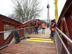 bentang kedua jembatan Amerika sudah terpasang