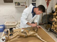 Dia secara sukarela menghidupkan kembali patung Kristus Confracourt