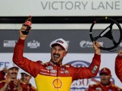 Joey Logano memenangkan perlombaan kualifikasi pertama untuk Daytona 500; Casey Mears mendapatkan tempat transfer