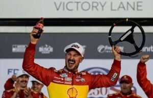 Joey Logano memenangkan perlombaan kualifikasi pertama untuk Daytona 500; Casey Mears mendapatkan tempat transfer