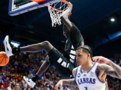 Thiam mencetak angka tertinggi dalam kariernya, 28, untuk membawa Cincinnati menang 84-68 atas pemain nomor 8 Kansas
