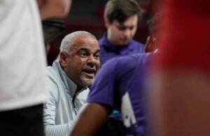 Kansas State memecat pelatih bola basket Jerome Tang, beberapa hari setelah para penggemar mengenakan tas di kepala mereka