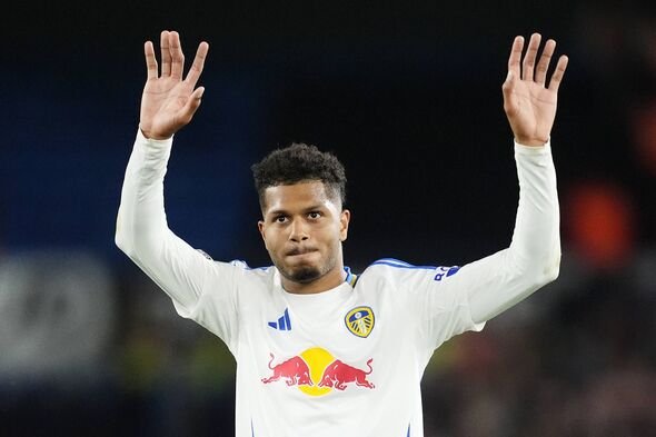 Georginio Rutter melambai ke arah fans Leeds.