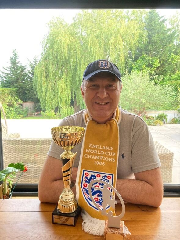 Superfan Inggris Garford Beck berpose dengan memorabilia