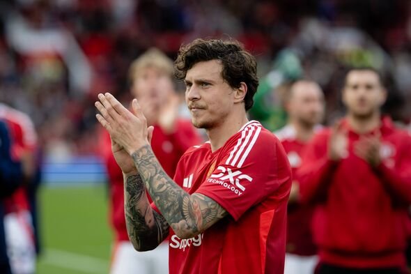 MANCHESTER, INGGRIS – 25 MEI: Victor Lindelof dari Manchester United memberikan tepuk tangan kepada para penggemar di akhir pertandingan Liga Premier