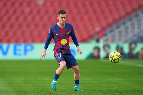 Marc Casado menerima bola.