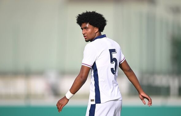 Jaden Dixon dari Inggris menyaksikannya.