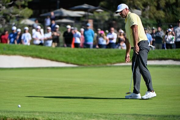 Brooks Koepka (AS) bereaksi terhadap birdie puttnya yang nyaris gagal di babak final Farmers Insurance Open pada bulan Februari, 18 Februari