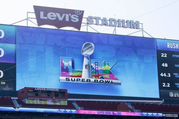 Logo Super Bowl LX pada papan video di Levi's Stadium sebelum Super Bowl LX pada 4 Februari 2026 di Santa Clara, California