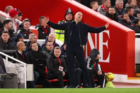 Arne Slot dengan tangan terangkat mengeluh di pinggir lapangan.