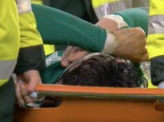 Bintang Liverpool Wataru Endo diberi oksigen dan ditandu | Sepak Bola | olahraga