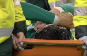 Bintang Liverpool Wataru Endo diberi oksigen dan ditandu | Sepak Bola | olahraga