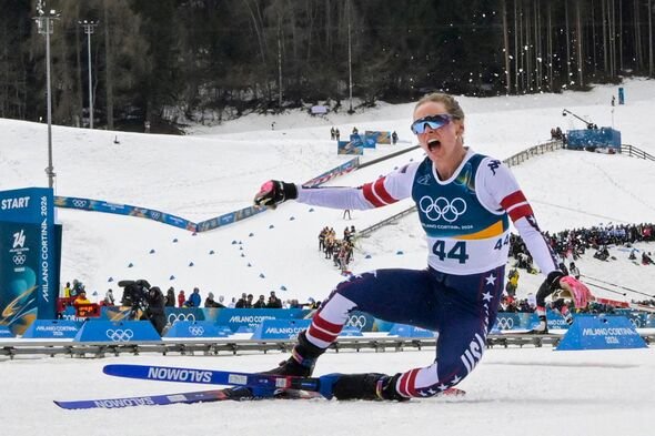Peraih medali perunggu Jessie Diggins dari AS pingsan saat melintasi garis finis di nomor lari lintas alam 10 km putri