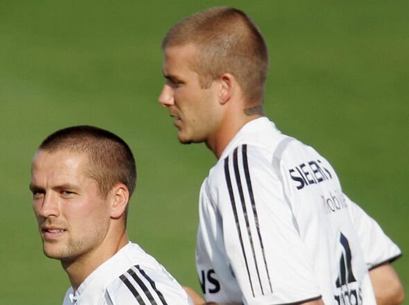 Michael Owen menghangatkan David Beckham Michael Owen menghangatkan David Beckham