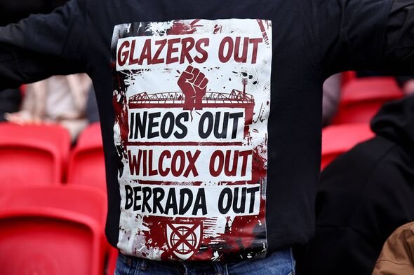 Berrada dan tokoh senior lainnya menjadi sasaran para penggemar yang marah Berrada dan tokoh senior lainnya menjadi sasaran para penggemar yang marah