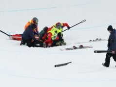 Legenda Olimpiade Musim Dingin terbaring di tandu setelah musim gugur yang mengerikan | Lainnya | olahraga