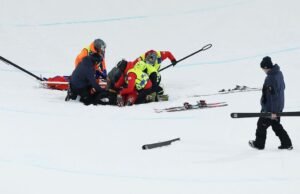 Legenda Olimpiade Musim Dingin terbaring di tandu setelah musim gugur yang mengerikan | Lainnya | olahraga