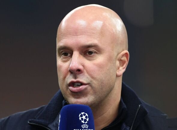 Arne Slot berbicara Arne Slot berbicara