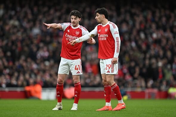 Declan Rice dari Arsenal dan Kai Havertz mengobrol di lapangan selama pertandingan Liga Premier antara Arsenal dan Sunderland di Emira