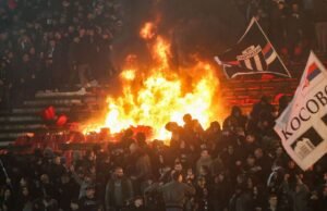 Stadion pemain reguler Liga Champions itu dibakar oleh fans tandang selama derby liar | Sepak Bola | olahraga