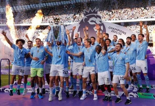 Kapten City Kyle Walker mengangkat trofi Liga Premier pada upacara penyerahan setelah pertandingan Liga Premier FA Kapten City Kyle Walker mengangkat trofi Liga Premier pada upacara penyerahan setelah pertandingan Liga Premier FA