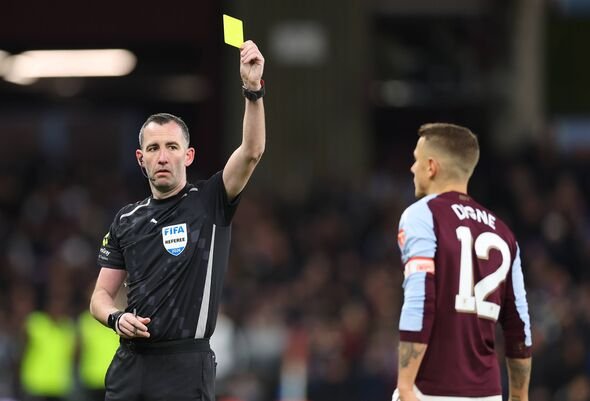 Wasit Chris Kavanagh memberikan kartu kuning kepada Lucas Digne. Wasit Chris Kavanagh memberikan kartu kuning kepada Lucas Digne.