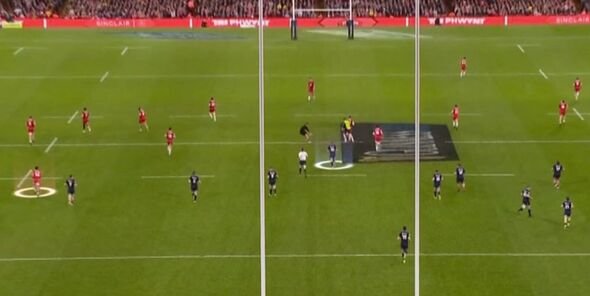 Berkat pengiriman bola yang cepat, Finn Russell mampu melakukan restart dengan cepat Berkat pengiriman bola yang cepat, Finn Russell mampu melakukan restart dengan cepat