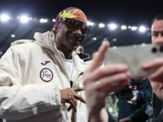 Snoop Dogg menyebabkan adegan liar di Swansea saat salah satu pemiliknya melakukan pemanasan | Sepak Bola | olahraga