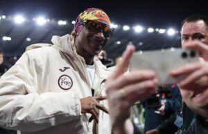 Snoop Dogg menyebabkan adegan liar di Swansea saat salah satu pemiliknya melakukan pemanasan | Sepak Bola | olahraga