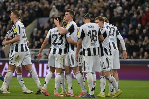 Sven Botman dari Newcastle United merayakan bersama rekan satu timnya setelah mencetak gol ketiga mereka selama Liga Champions UEFA Kn Sven Botman dari Newcastle United merayakan bersama rekan satu timnya setelah mencetak gol ketiga mereka selama Liga Champions UEFA Kn