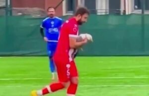 Pertandingan sepak bola tiba-tiba terhenti saat pemain melakukan resusitasi jantung paru untuk menyelamatkan Seagull | Sepak Bola | olahraga