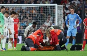 Bintang Real Madrid Raul Asencio dibawa dari tempat tidur setelah terjatuh | Sepak Bola | olahraga