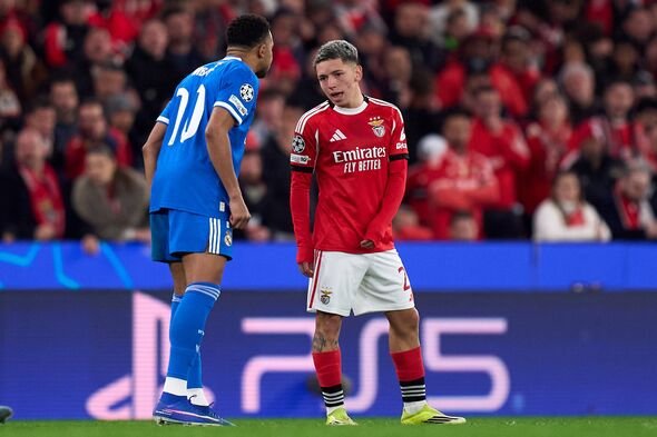 Kylian Mbappe dari Real Madrid berbicara dengan Gianluca Prestianni dari SL Benfica Kylian Mbappe dari Real Madrid berbicara dengan Gianluca Prestianni dari SL Benfica