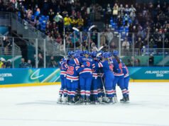 Tim hoki wanita AS bertemu Flavour Flav di Vegas pada bulan Juli untuk merayakan perolehan medali emas mereka