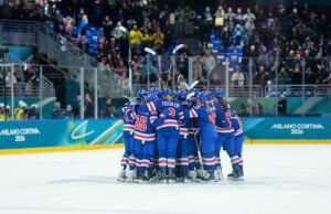 Tim hoki wanita AS bertemu Flavour Flav di Vegas pada bulan Juli untuk merayakan perolehan medali emas mereka