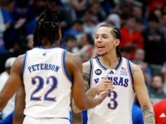 White mencetak 23 poin saat peringkat 14 Kansas bangkit kembali dengan kemenangan 69-56 atas peringkat 5 Houston