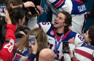 Jack Hughes kehilangan giginya karena tongkat tinggi di mulutnya sebelum memenangkan medali emas Olimpiade