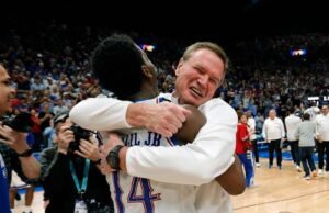 Nomor 9 Kansas mengalahkan peringkat teratas Arizona 82-78 untuk kemenangan kedelapan berturut-turut dan kembali dalam perlombaan 12 Besar